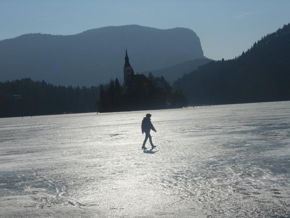 凍ったブレッド湖の上を歩く