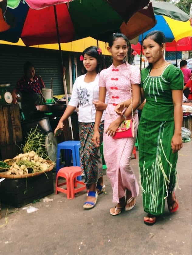 ミャンマーでタナカを塗る