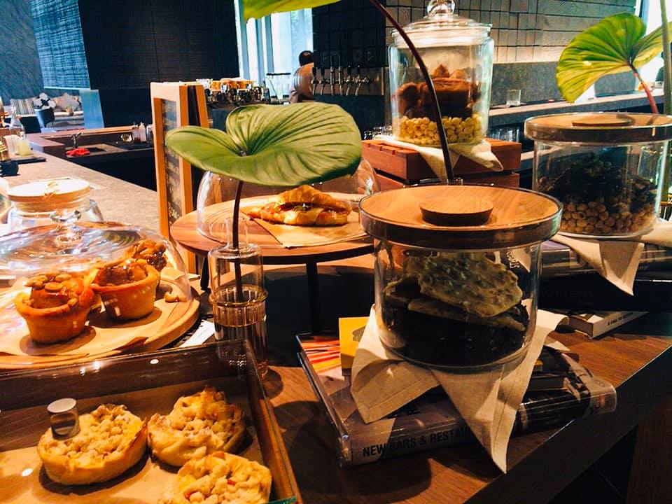 【Kimpton Maa-Lai Bangkok】ホテル1階の緑豊かな庭園カフェ「CRAFT」@ランスワン