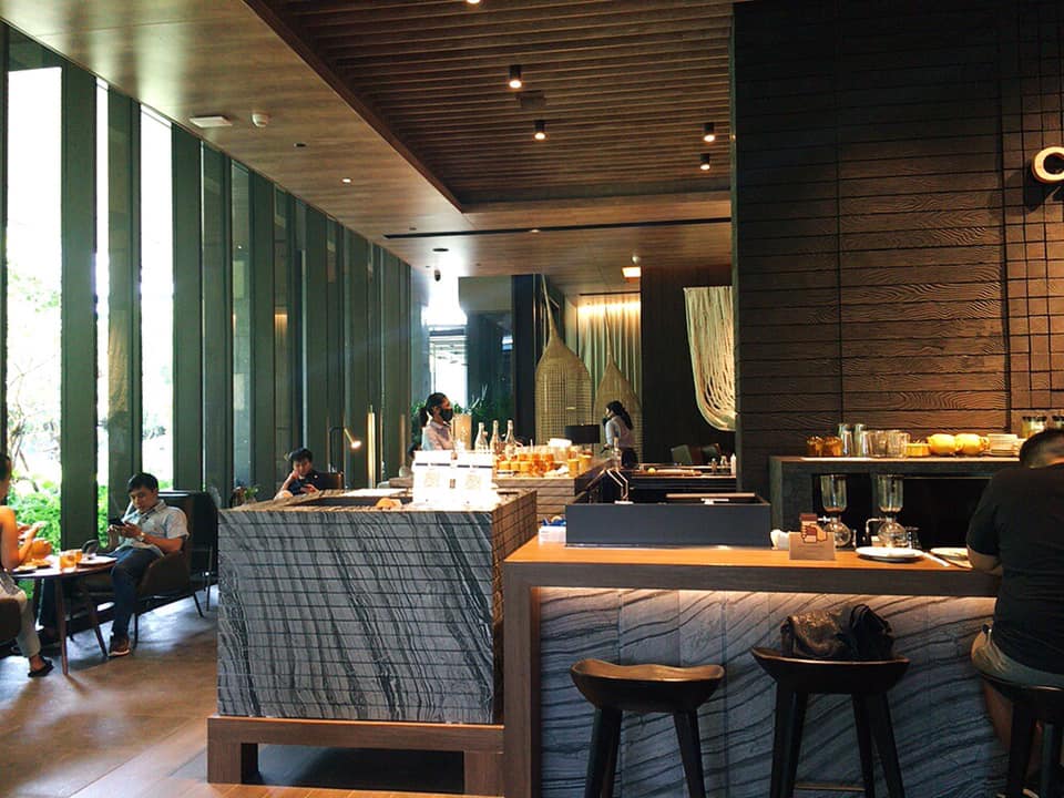【Kimpton Maa-Lai Bangkok】ホテル1階の緑豊かな庭園カフェ「CRAFT」@ランスワン