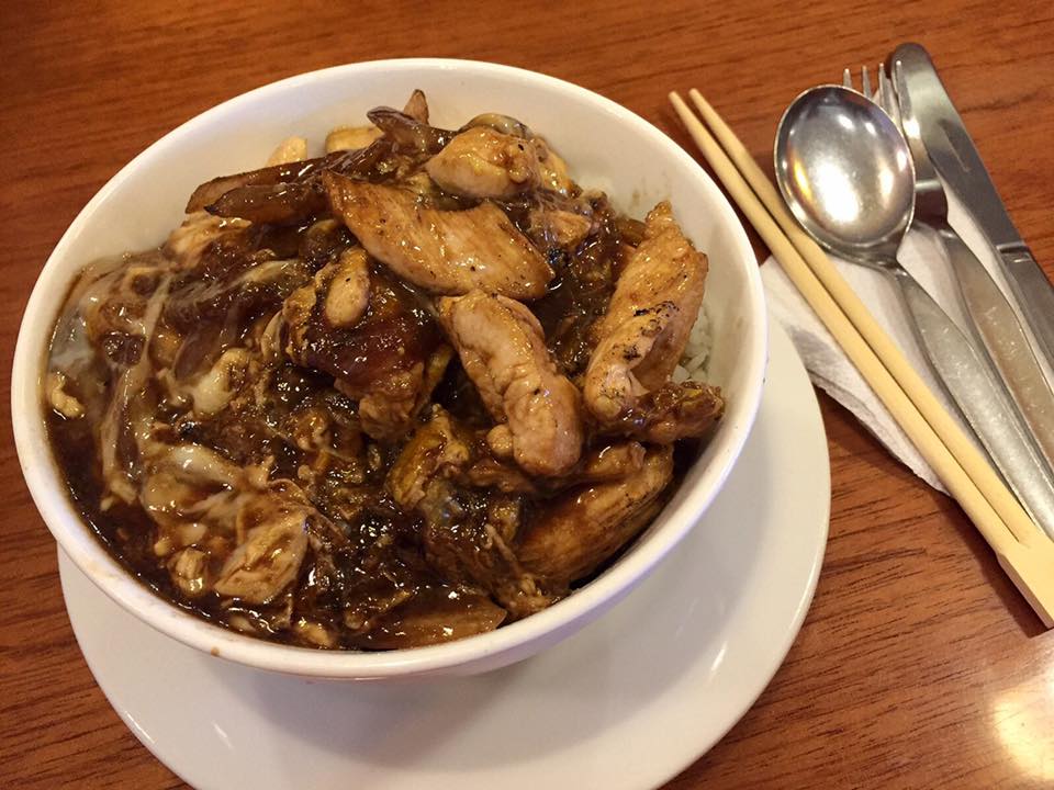 ▲日秘文化会館1階の日本食料理屋「Nakachi」の親子丼▲
