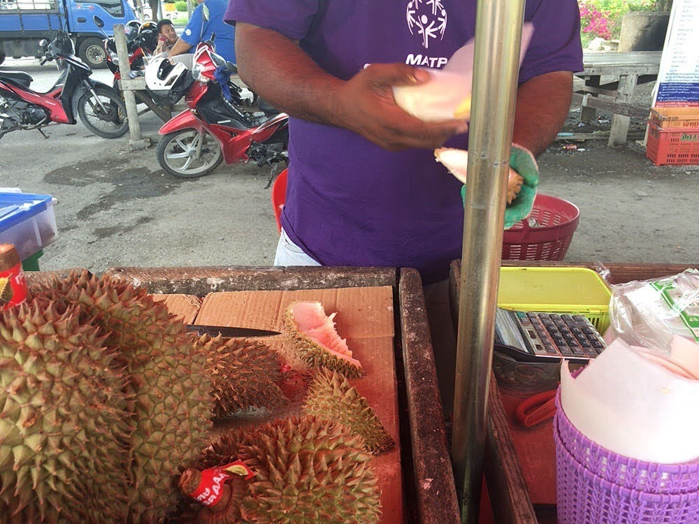 タイでドリアンを初実食！臭すぎて涙【激臭だけど美味ってほんと？】